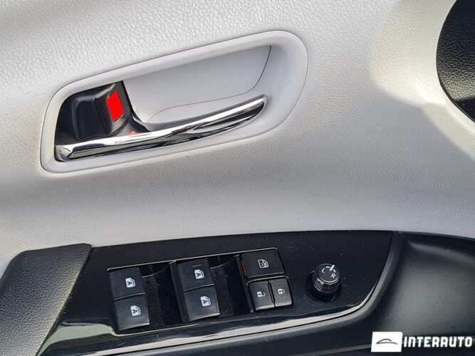 Toyota Prius 51 interauto-car