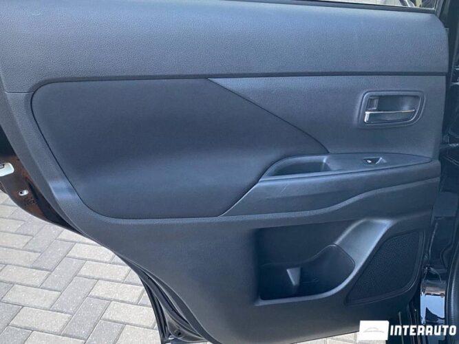 Mitsubishi Outlander 44 interauto-car