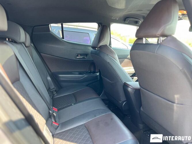 Toyota C-HR 38 interauto-car