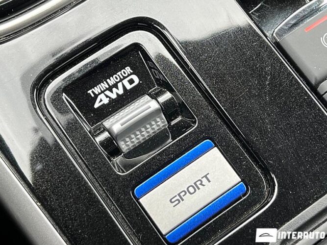 Mitsubishi Outlander 47 interauto-car