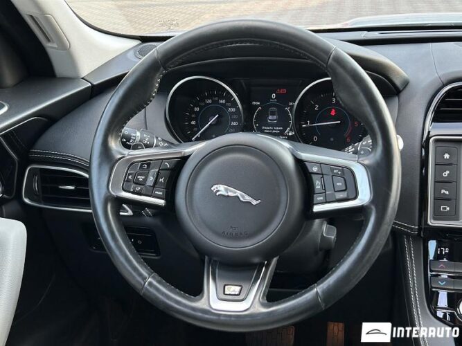 Jaguar F-Pace 41 interauto-car