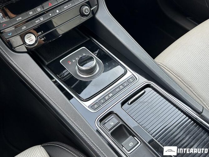 Jaguar F-Pace 44 interauto-car