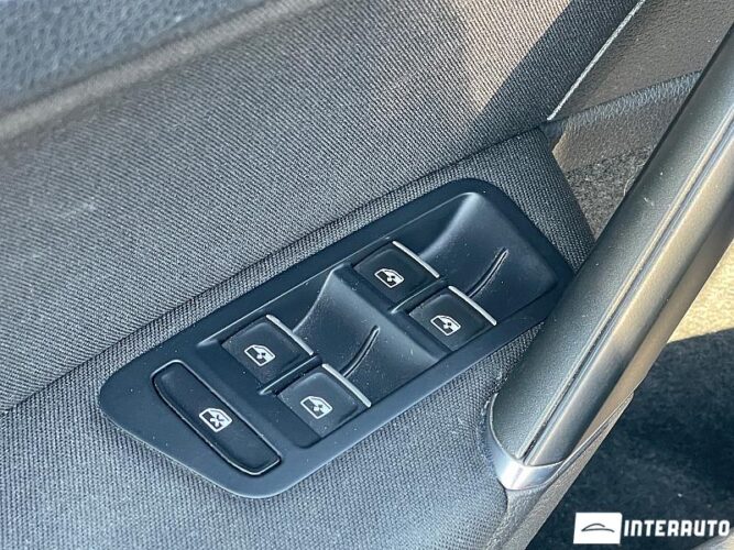 Volkswagen Golf 37 interauto-car