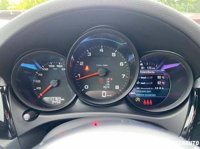 Porsche Macan 44 interauto-car