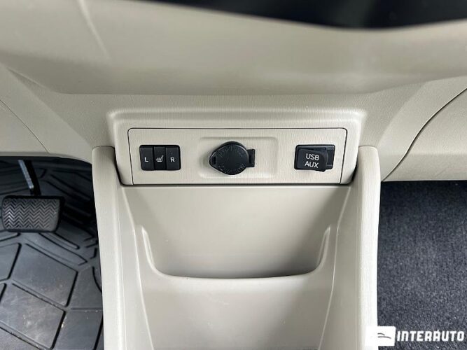 Toyota Prius Plus / V 43 interauto-car