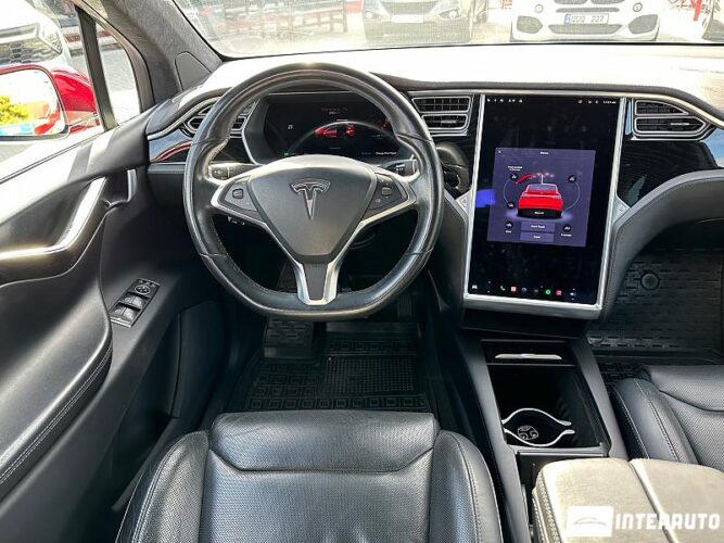 Tesla Model X 42 interauto-car