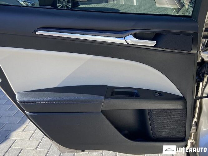 Ford Fusion 42 interauto-car