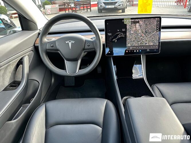 Tesla Model 3 36 interauto-car