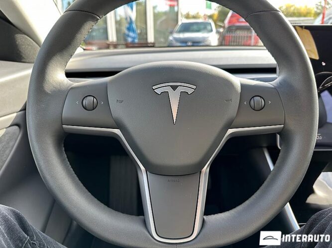 Tesla Model 3 37 interauto-car