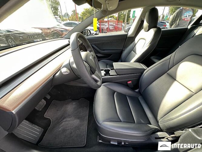 Tesla Model 3 34 interauto-car
