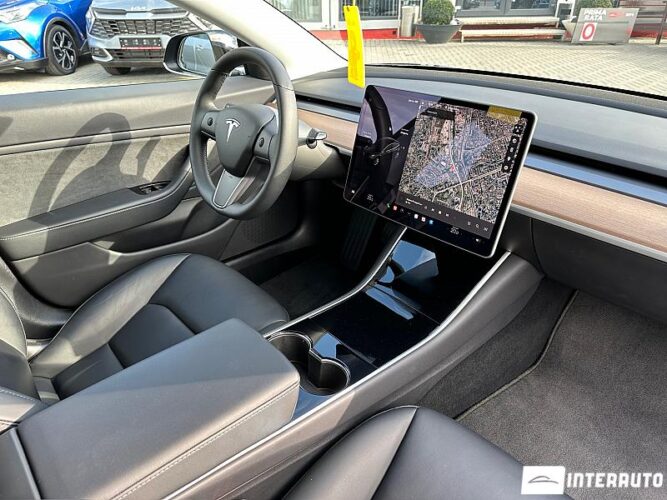 Tesla Model 3 41 interauto-car