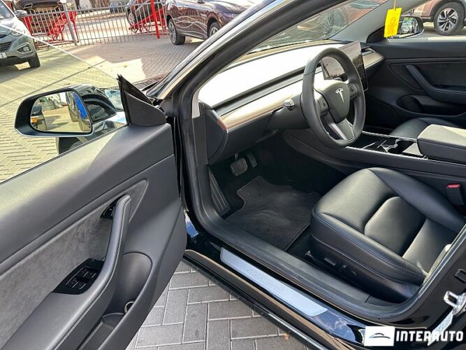 Tesla Model 3 33 interauto-car