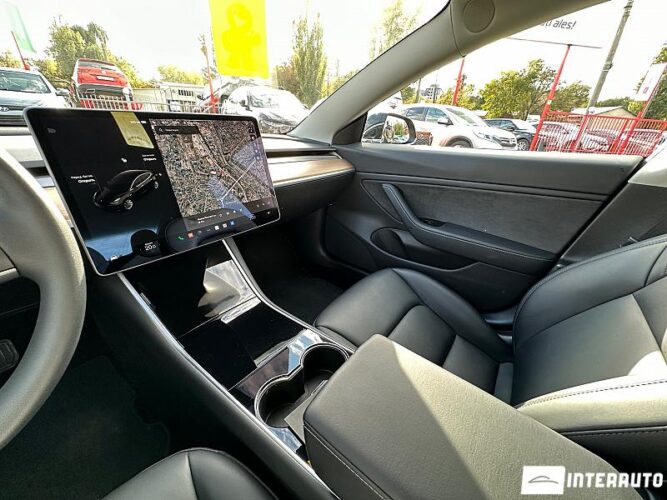 Tesla Model 3 39 interauto-car
