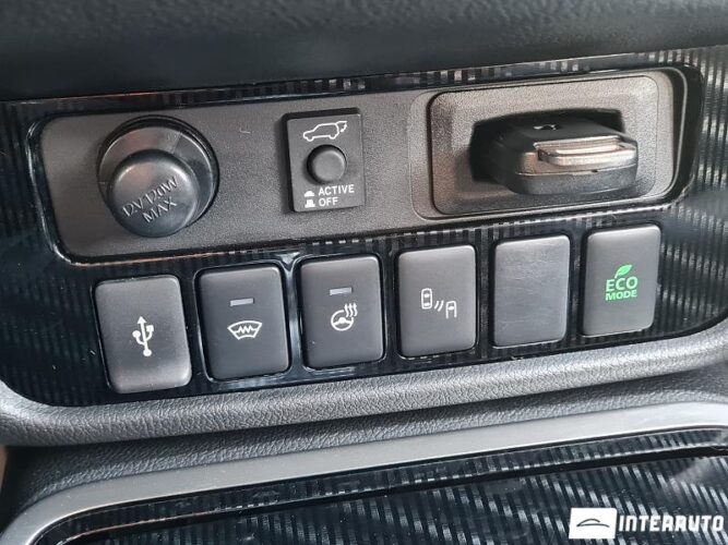 Mitsubishi Outlander 51 interauto-car