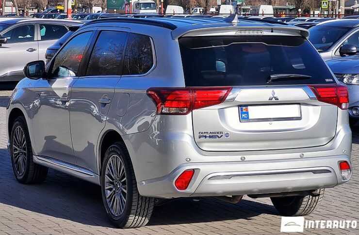 Mitsubishi Outlander 38 interauto-car