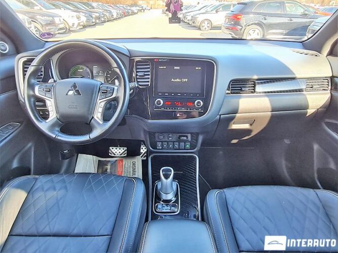 Mitsubishi Outlander 42 interauto-car