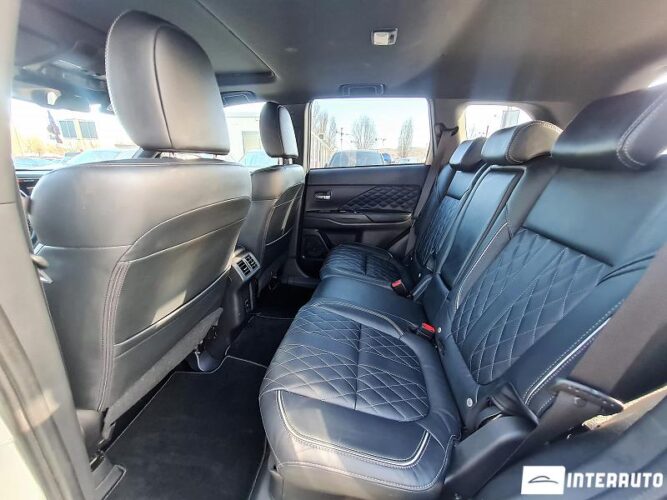 Mitsubishi Outlander 44 interauto-car