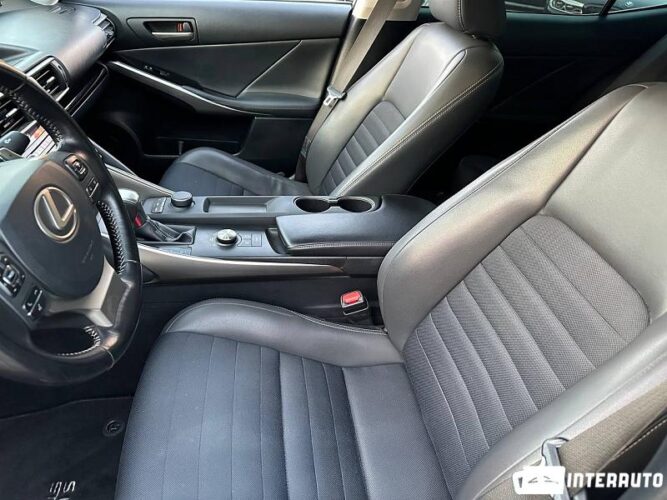 Lexus IS 300h 36 interauto-car