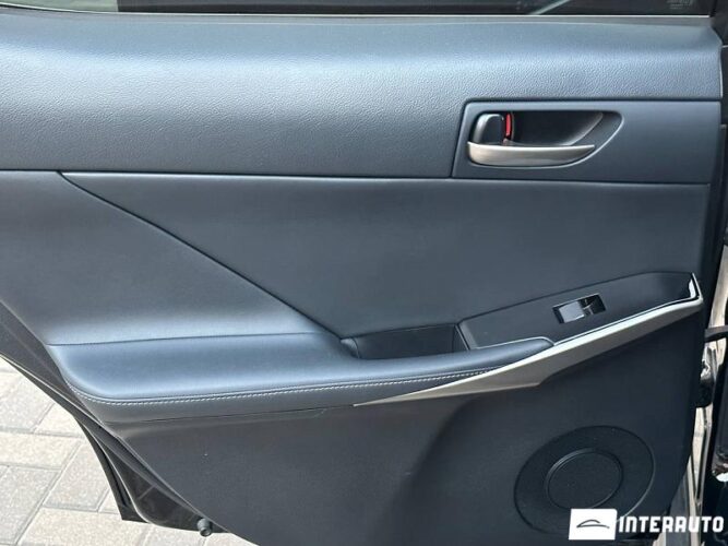 Lexus IS 300h 47 interauto-car