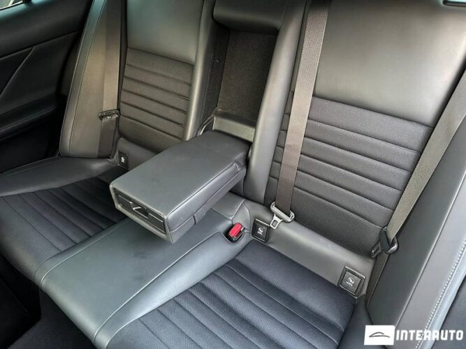 Lexus IS 300h 49 interauto-car