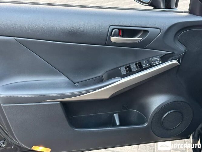 Lexus IS 300h 35 interauto-car