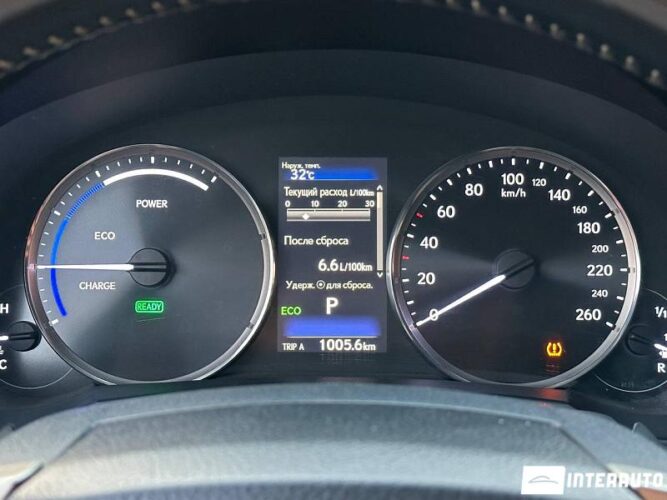 Lexus IS 300h 39 interauto-car