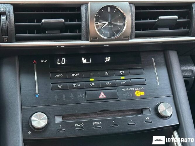 Lexus IS 300h 43 interauto-car