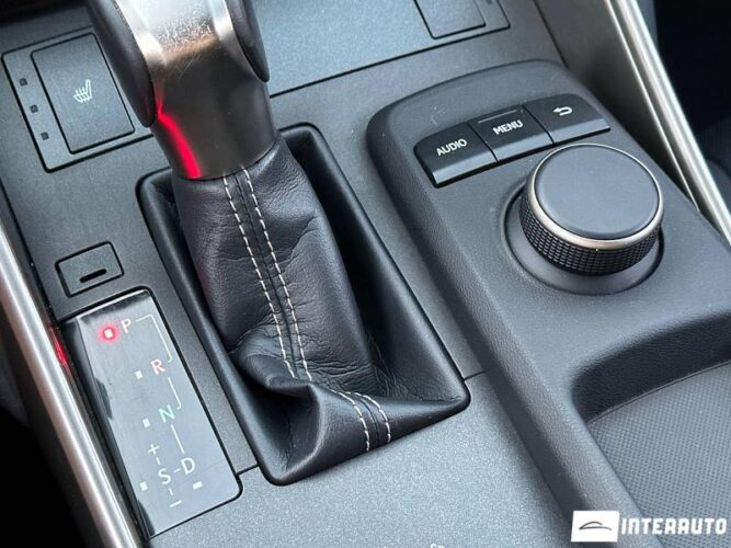 Lexus IS 300h 45 interauto-car