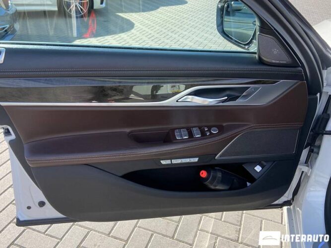 BMW 740e 36 interauto-car