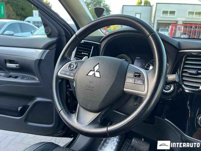 Mitsubishi Outlander 36 interauto-car