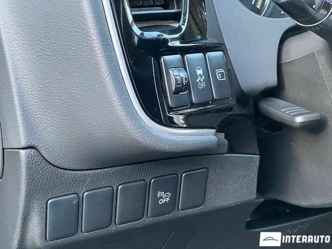 Mitsubishi Outlander 42 interauto-car
