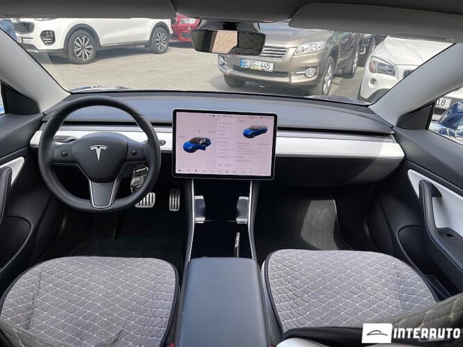 Tesla Model 3 28 interauto-car