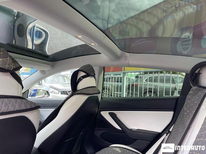 Tesla Model 3 33 interauto-car