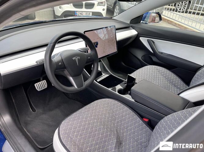 Tesla Model 3 27 interauto-car