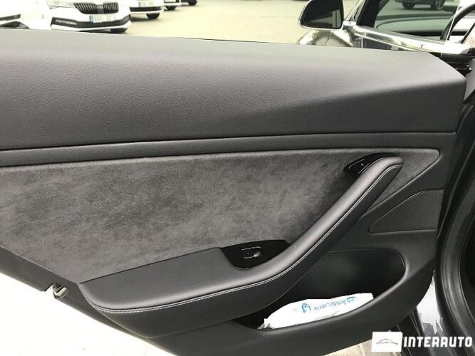 Tesla Model 3 59 interauto-car