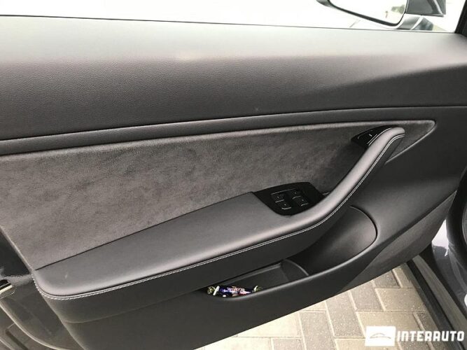 Tesla Model 3 42 interauto-car