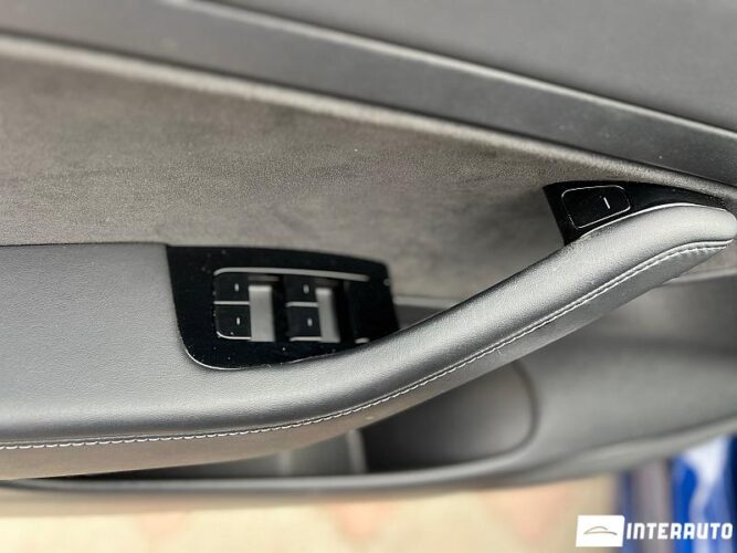 Tesla Model 3 38 interauto-car