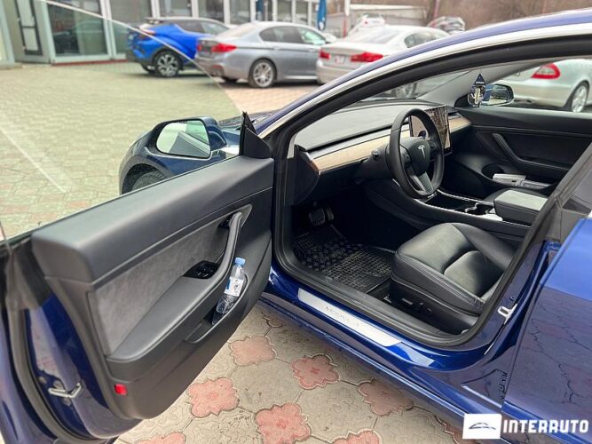 Tesla Model 3 37 interauto-car