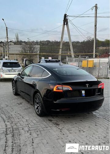 Tesla Model 3 31 interauto-car