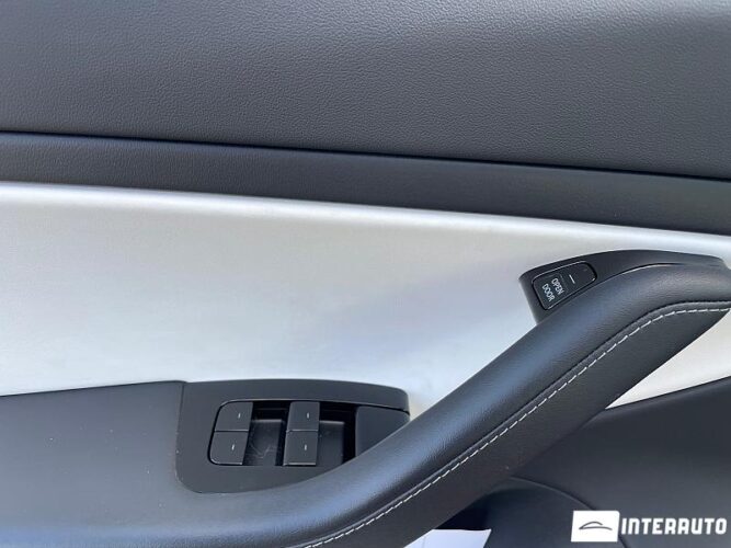 Tesla Model 3 41 interauto-car