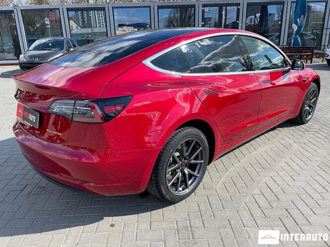 Tesla Model 3 37 interauto-car