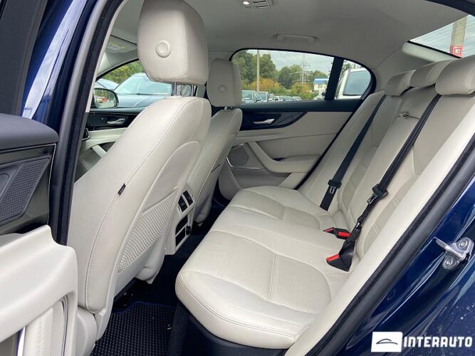 Jaguar XE 44 interauto-car