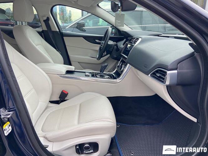 Jaguar XE 45 interauto-car