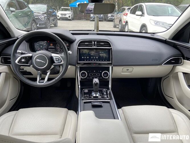 Jaguar XE 43 interauto-car