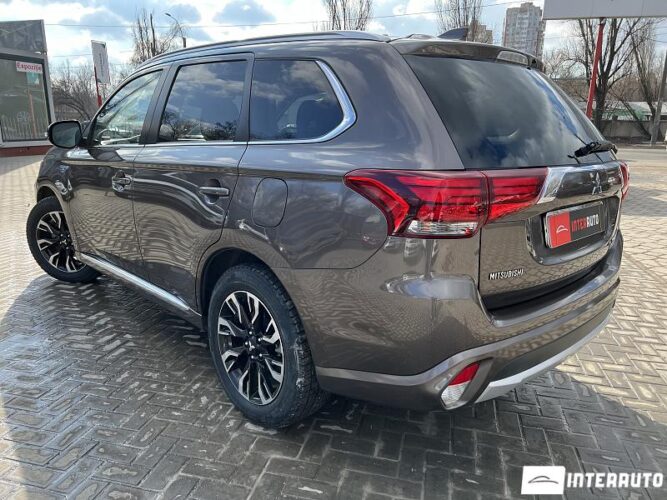 Mitsubishi Outlander 33 interauto-car