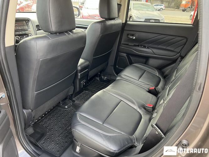 Mitsubishi Outlander 46 interauto-car
