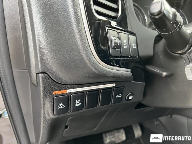 Mitsubishi Outlander 42 interauto-car