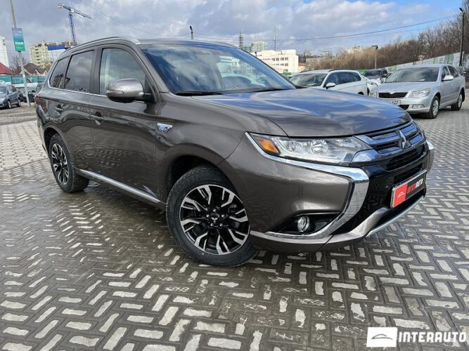 Mitsubishi Outlander 34 interauto-car