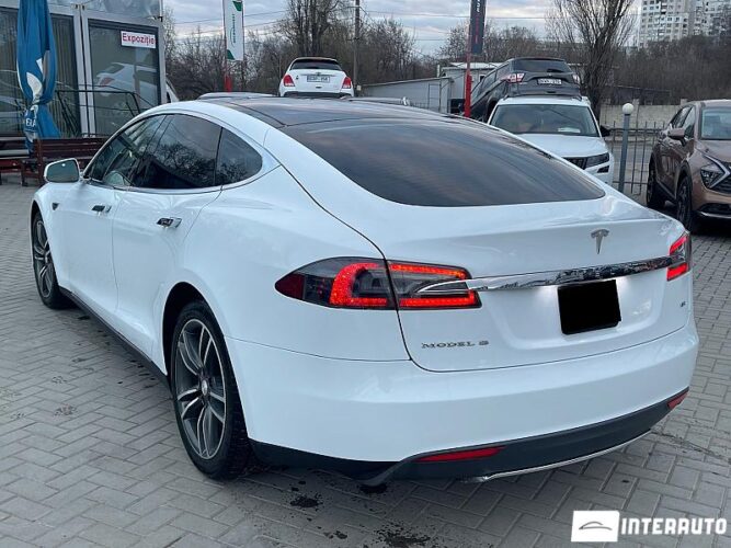 Tesla Model S 32 interauto-car