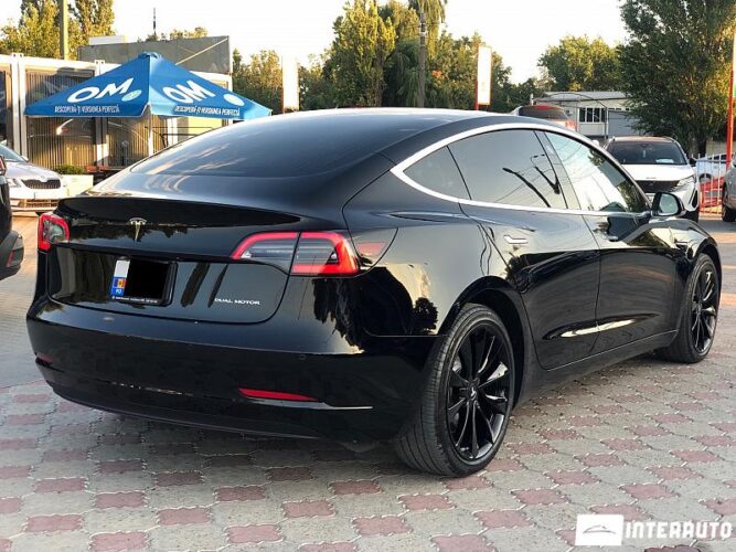 Tesla Model 3 32 interauto-car
